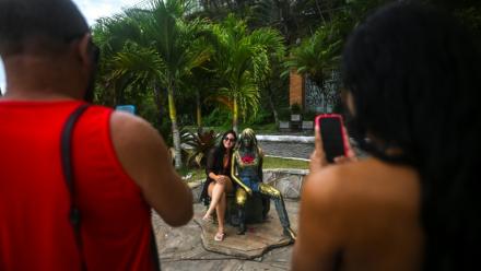 Une touriste pose à côté de la statue de Brigitte Bardot, à Buzios, au Brésil, le 3 janvier 2026