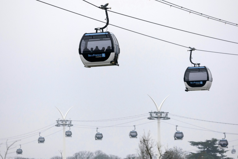 Des passagers à bord du premier téléphérique urbain d'Île-de-France reliant la station Pointe-du-Lac, à Créteil, à la station Villa-Nova, à Villeneuve-Saint-Georges, dans le Val-de-Marne, le 13 décembre 2025