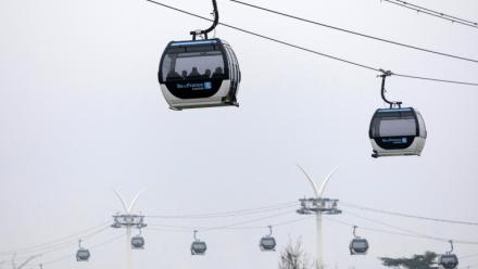 Des passagers à bord du premier téléphérique urbain d'Île-de-France reliant la station Pointe-du-Lac, à Créteil, à la station Villa-Nova, à Villeneuve-Saint-Georges, dans le Val-de-Marne, le 13 décembre 2025