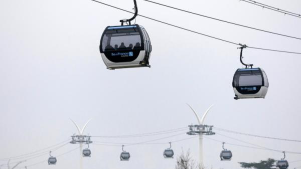 Des passagers à bord du premier téléphérique urbain d'Île-de-France reliant la station Pointe-du-Lac, à Créteil, à la station Villa-Nova, à Villeneuve-Saint-Georges, dans le Val-de-Marne, le 13 décembre 2025