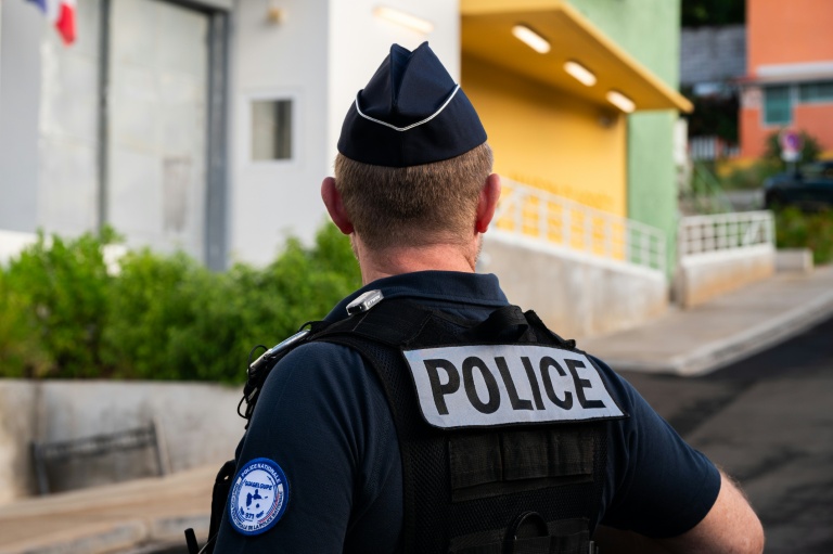 Un policier en faction devant le centre de détention de Basse-Terre, en Guadeloupe, le 7 décembre 2025