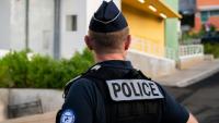 Un policier en faction devant le centre de détention de Basse-Terre, en Guadeloupe, le 7 décembre 2025
