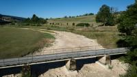 Le lit asséché de la rivière Doubs à Ville-du-Pont, le 9 juillet 2026 dans le Doubs