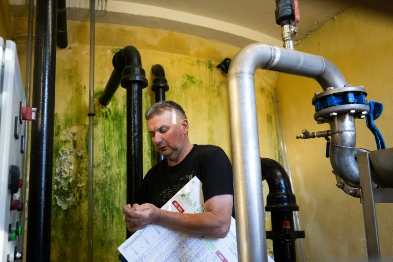 Olivier Masson, cantonnier de Maison-du-Bois-Lièvremont, examine les compteurs d'eau de la commune à Maison-du-Bois-Lièvremont, le 9 juillet 2026