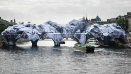 Le Pont Neuf à Paris totalement transformé  par l'artiste JR, le 21 mai 2026