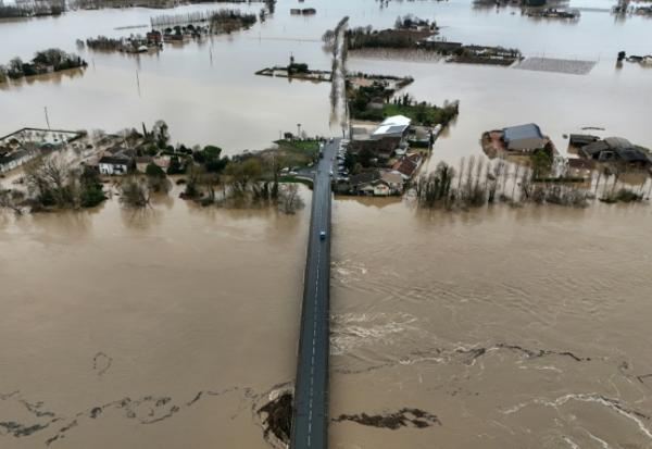 Vue aérienne de la Garonne en crue à Tonneins, dans le Lot-et-Garonne, le 13 février 2026