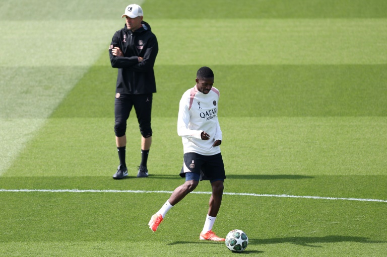 L'attaquant du Paris SG Ousmane Dembélé (à droite) avec l'entraîneur Luis Enrique lors d'un entraînement au Campus PSG de Poissy, le 6 mai 2025