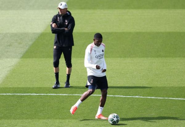 L'attaquant du Paris SG Ousmane Dembélé (à droite) avec l'entraîneur Luis Enrique lors d'un entraînement au Campus PSG de Poissy, le 6 mai 2025
