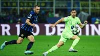 Le défenseur de l'Inter Milan Stefan de Vrij et l'attaquant barcelonais Robert Lewandowski (d) à la lutte lors de la demi-finale retour de Ligue des champions, le 6 mai 2025 à Milan
