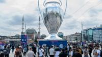 Une réplique géante du trophée de la Ligue des champions, sur la place Taksim à Istanbul, à la veille de la finale entre Manchester City et l'Inter Milan, le 9 juin 2023
