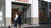 Des promeneuses marchent à proximité d'un magazin Camaïeu à Lille (France), le 27 mai 2020
