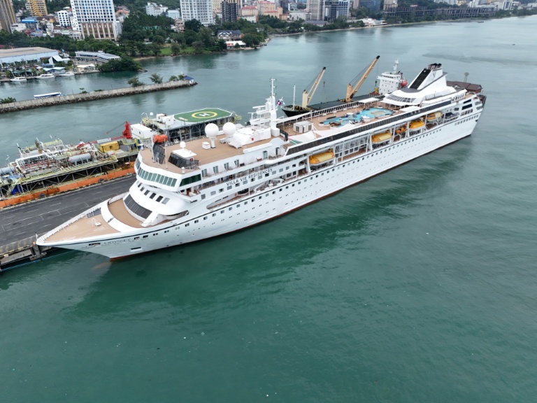 Vue aérienne du navire de croisière Odyssey, de Villa Vie Residences, à quai dans le port de Sihanoukville, le 28 octobre 2026 au Cambodge