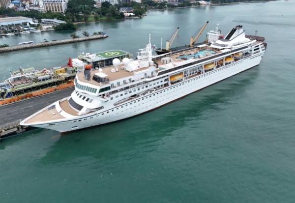 Vue aérienne du navire de croisière Odyssey, de Villa Vie Residences, à quai dans le port de Sihanoukville, le 28 octobre 2026 au Cambodge