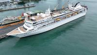 Vue aérienne du navire de croisière Odyssey, de Villa Vie Residences, à quai dans le port de Sihanoukville, le 28 octobre 2026 au Cambodge