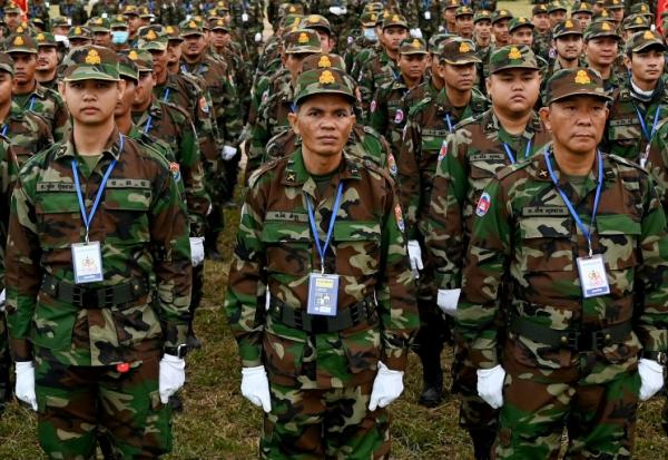 Des soldats lors d'une cérémonie marquant le 25e anniversaire de la formation de l'armée royale cambodgienne à Phnom Penh, le 24 janvier 2024