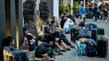 Des personnes qui ont quitté les centres d'escroquerie en ligne attendent devant l'ambassade indonésienne à Phnom Penh au Cambodge le 21 janvier 2026