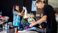 Des bénévoles rassemblent des vêtements collectés pour les touristes et personnes évacués à Canet-en-Roussillon (sud) le 3 juillet 2026.