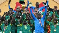 Le footballeur sénégalais Sadio Mané porte la coupe de la CAN le 18 janvier 2026 à Rabat alors qu'il célèbre avec ses coéquipiers la victoire des Lions de la Teranga à la finale du tournoi 