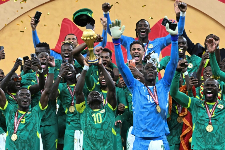 L'équipe sénégalaise célébre sa victoire après avoir remporté la finale de la Coupe d'Afrique des nations contre le Maroc au stade Prince Moulay Abdellah de Rabat, le 18 janvier 2026