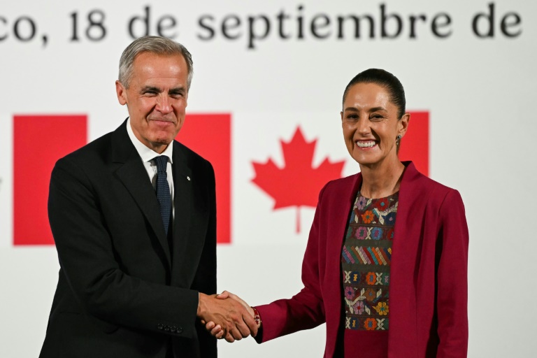 Le Premier ministre du Canada, Mark Carney (G), et la Présidente du Mexique, Claudia Sheinbaum (D), se serrent la main après une conférence de presse conjointe au Palais National à Mexico le 18 septembre 2025