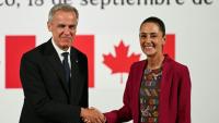 Le Premier ministre du Canada, Mark Carney (G), et la Présidente du Mexique, Claudia Sheinbaum (D), se serrent la main après une conférence de presse conjointe au Palais National à Mexico le 18 septembre 2025