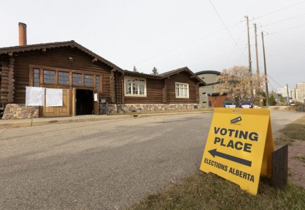 Panneau indiquant un bureau de vote à Edmonton, au Canada, le 19 octobre 2026
