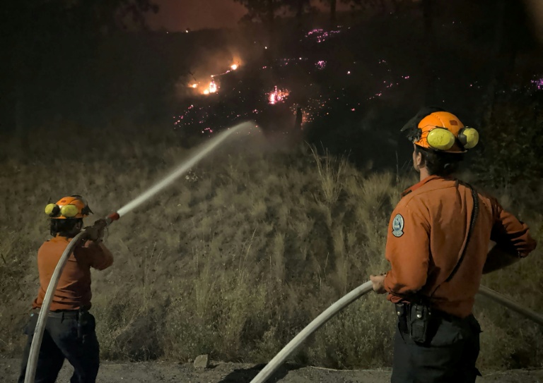 Des pompiers en lutte contre l'incendie de Bald Range, dans l'ouest du Canada le 7 août 2026 (photo diffusée par le Service des incendies de forêt de la province de Colombie-Britannique)