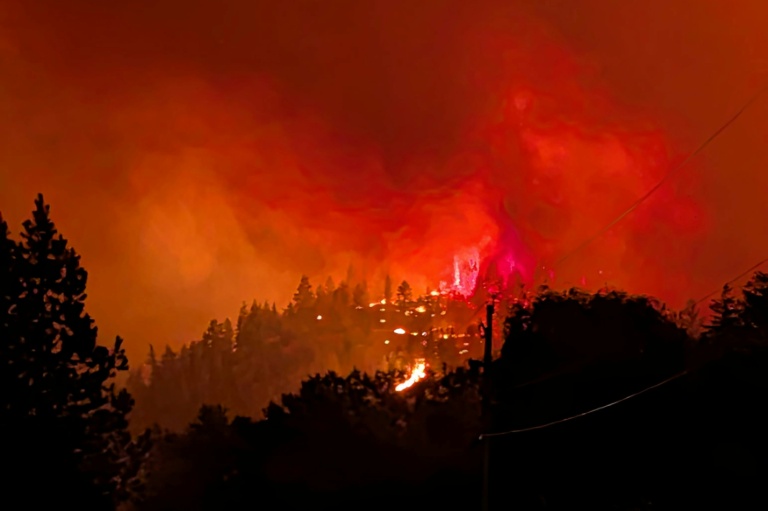 L'incendie de Bald Range ravage le sud de la Colombie-Britannique, dans l'ouest du Canada (photo prise le 7 août 2026 et diffusée le 8 par le Service des incendies de forêt de la province)