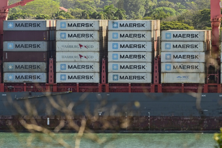 Un cargo transportant des conteneurs de la compagnie danoise Maersk devant le port de Balboa à Panama, le 30 janvier 2026
