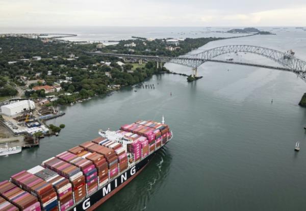 Un porte-conteneurs taïwanais sort du canal de Panama, le 6 octobre 2025