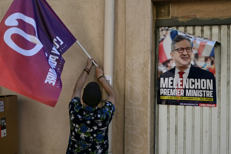 Un drapeau de la France insoumise (LFI) et une affiche électorale montrant Jean-Luc Mélenchon à Marseille, le 12 mai 2022