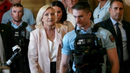 Marine Le Pen, présidente du groupe parlementaire du Rassemblement national (c), quitte la cour d'appel de Paris le 7 juillet 2026, après le prononcé de l'arrêt en appel pour détournement de fonds publics européens dans l'affaire des emplois présumés fictifs au Parlement européen