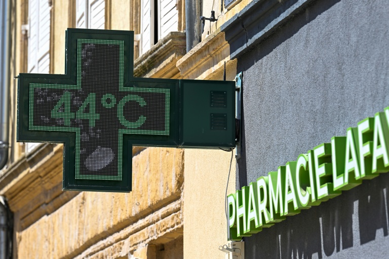 L'enseigne d'une pharmacie indique la température de 44°C à Thionville, dans le nord-est de la France, le 26 juin 2026