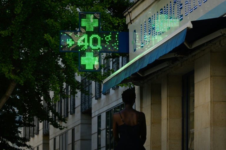 Un thermomètre de pharmacie indique une température de 40°C à Bordeaux, le 6 juillet 2026 en Gironde
