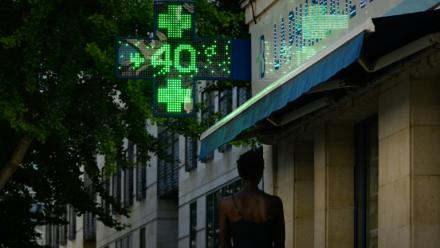 Un thermomètre de pharmacie indique une température de 40°C à Bordeaux, le 6 juillet 2026 en Gironde
