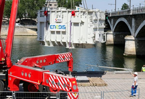 Arrivée du transformateur Enedis, un cube de 130 tonnes, au port de Tolbiac à Paris le 22 juin 2026.