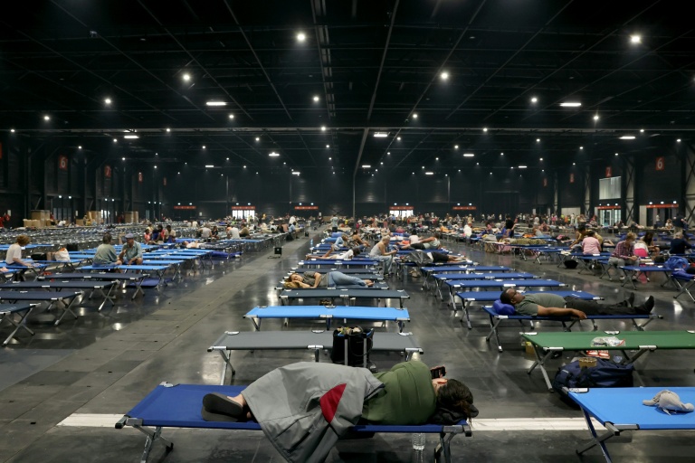Des habitants évacués en raison des incendies qui font rage dans le Sud-Ouest sont hébergés au Parc des Expositions de Bordeaux, le 25 juillet 2026 