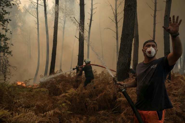 Un volontaire lutte contre le feu dans la forêt à Lanton (Gironde) le 29 juillet 2026