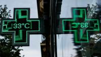 Le panneau lumineux d'une pharmacie indique une température de 33°C à Paris, le 29 mai 2026 lors d'une vague de chaleur en France