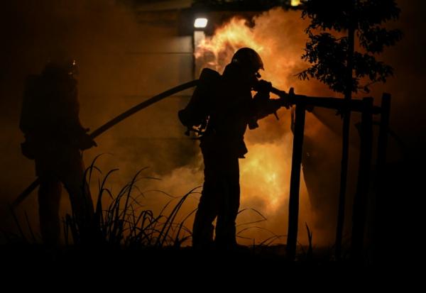 Des pompiers luttent contre un incendie devant un camping à Villeneuve-lès-Béziers, le 9 juillet 2026 dans l'Hérault