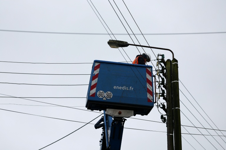 L'épisode caniculaire que traverse la France depuis une dizaine de jours affecte fortement le réseau électrique en France, les sols en surchauffe mettant à rude épreuve les câbles d'alimentation