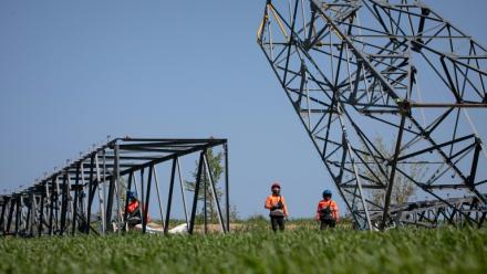 Salariés de RTE travaillant à des opérations de rénovation du réseau à haute tensio, près de Flers, dans l'Orne, le 19 avril 2023. 