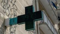 Un thermomètre de pharmacie indique une température de 39°C à Paris, le 13 juillet 2026 lors d'un épisode de canicule en France
