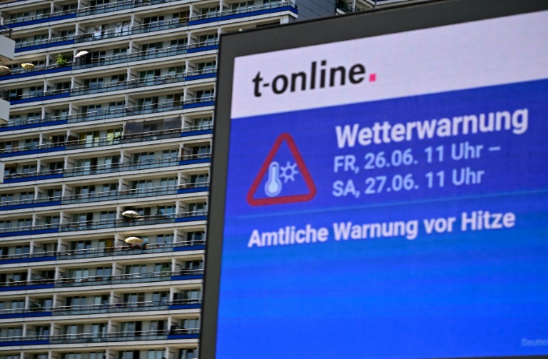 Un panneau d'information affiche une mise en garde contre une chaleur extrême à Berlin, en Allemagne, le 26 juin 2026