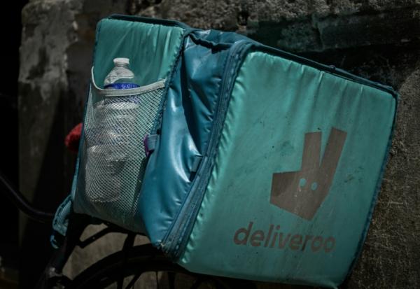Une bouteille d'eau glissée dans la poche en filet d'un sac de livraison Deliveroo à Bordeaux, en Gironde, le 7 juillet 2026 lors d'une vague de chaleur en France