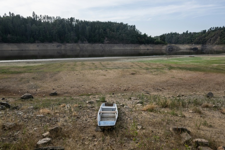Un bateau sur la berge du réservoir d'eau d'Orlík, qui fait partie de la rivière Vltava Moldau qui a atteint son niveau le plus bas historique depuis près de 65 ans, près du village de Podolsko, le 16 août 2026, en République tchèque