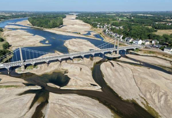 Un pont au-dessus du lit asséché de la Loire à Varades, en Loire-Atlantique, le 10 juillet 2026