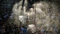Des festivaliers se rafraichissent sous des jets d'eau mis en place pour lutter contre la canicule le 11 juillet 2026 au festival des Francofolies de La Rochelle en Charente-Maritime