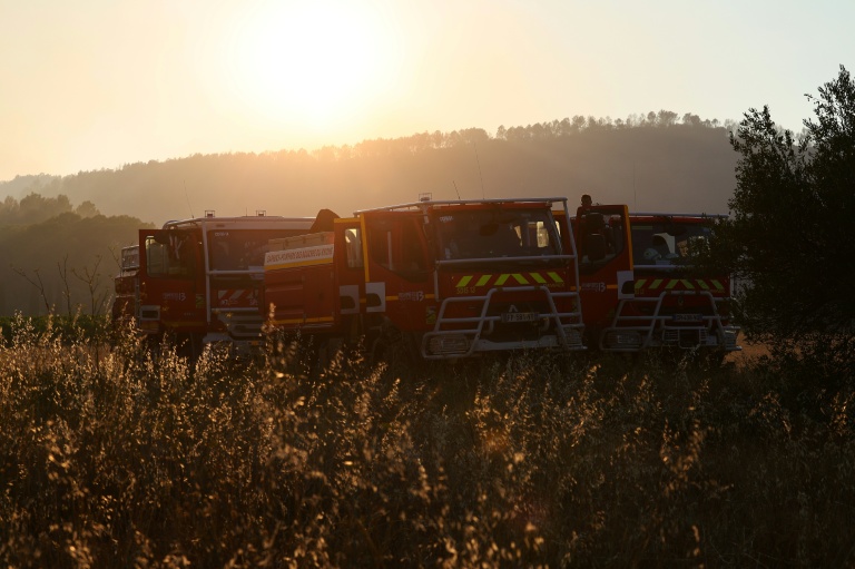 Des véhicules de sapeurs-pompiers pendant une intervention en vue d'éteindre un incendie à Correns, dans le Var, le 1er août 2026