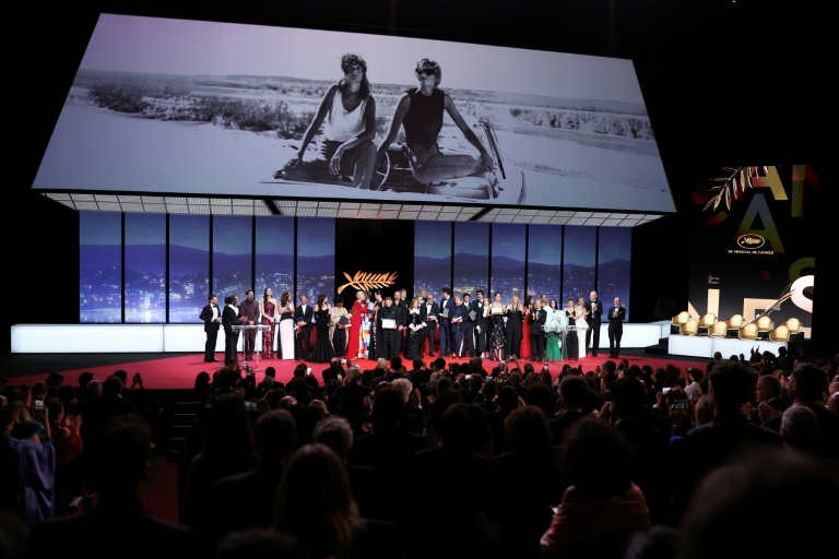 Les lauréats du festival de Cannes sur scène à la fin de la cérémonie de clôture le 23 mai 2026